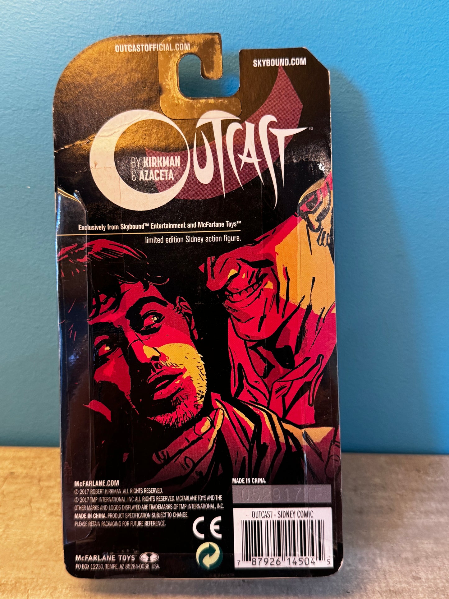 Figura de Outcast - Sidney - Figura de acción exclusiva de Skybound de 5" - McFarlane Toys