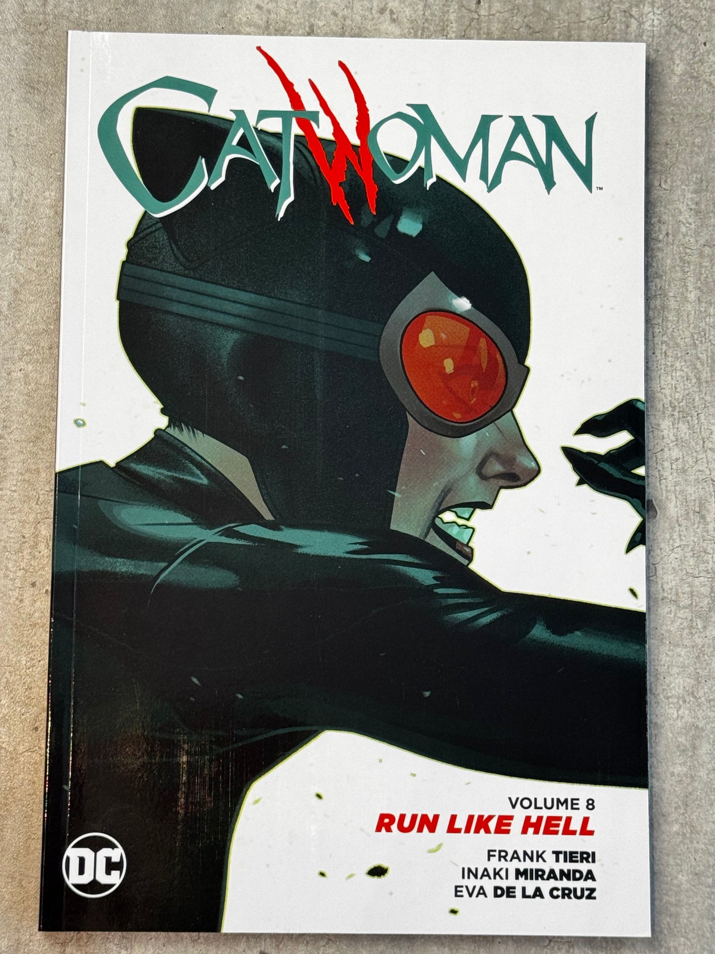 2016 - Catwoman, Vol. 4 TP #8 - Run Like Hell - M - ENG 1