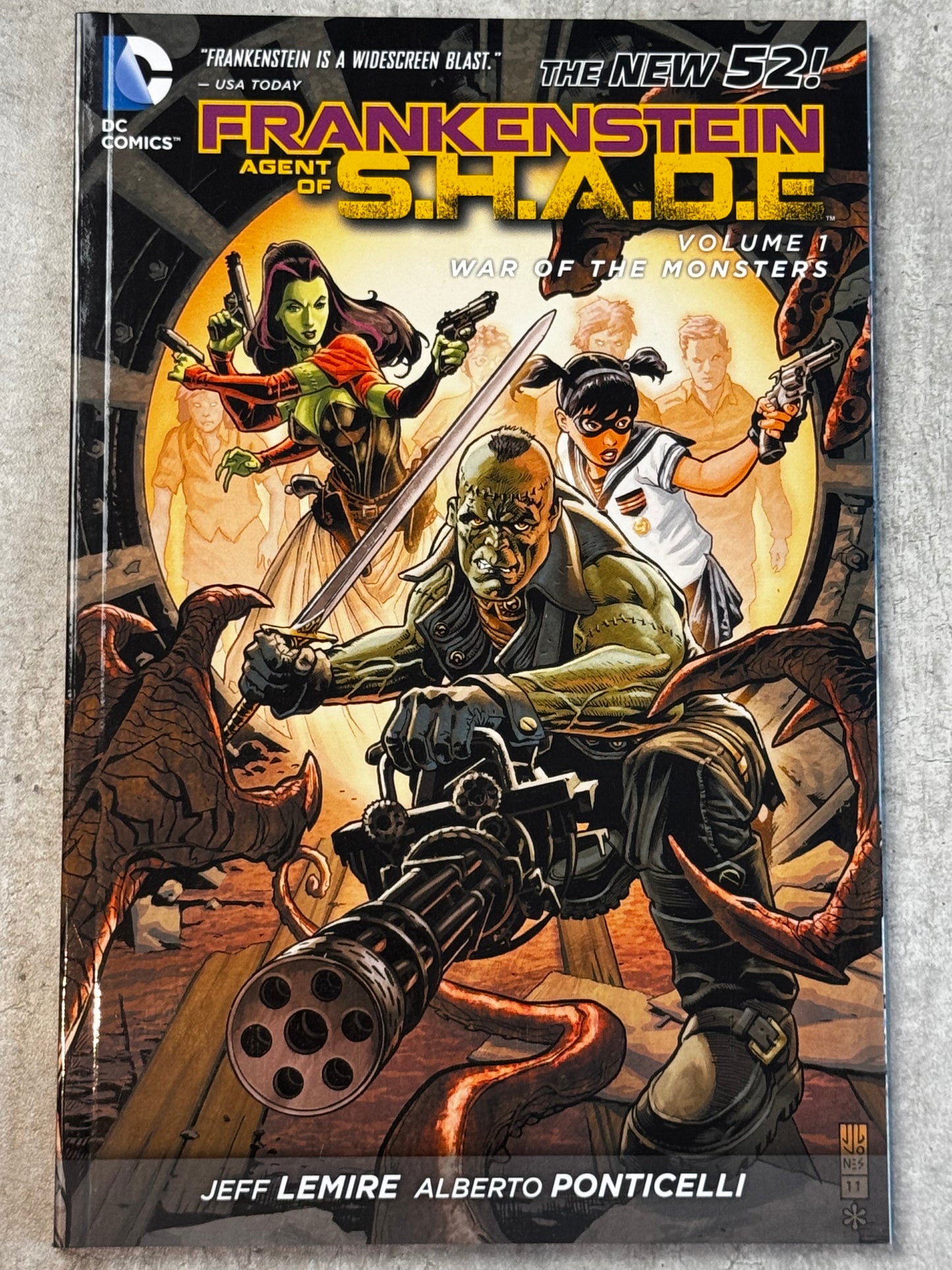 2012 - Frankenstein: Agent Of S.H.A.D.E. TP #1 - War Of The Monsters - M - ENG 1