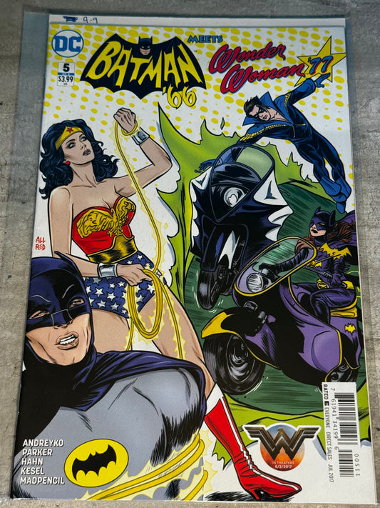 2017 - DC Comics - Batman '66 meets Wonder Woman '77 #5 - NM+ - English 1