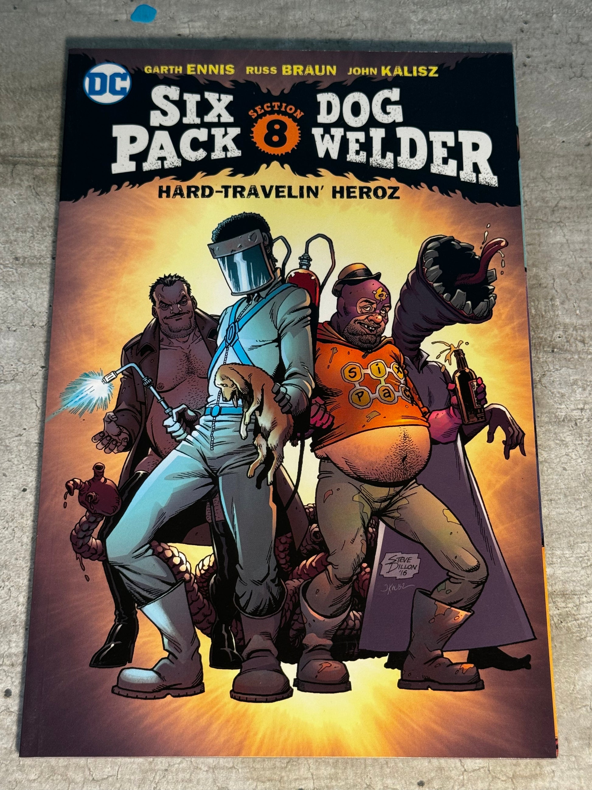 2017 - Sixpack and Dogwelder: Hard-Travelin' Heroz # Var. TP - M - Eng 1