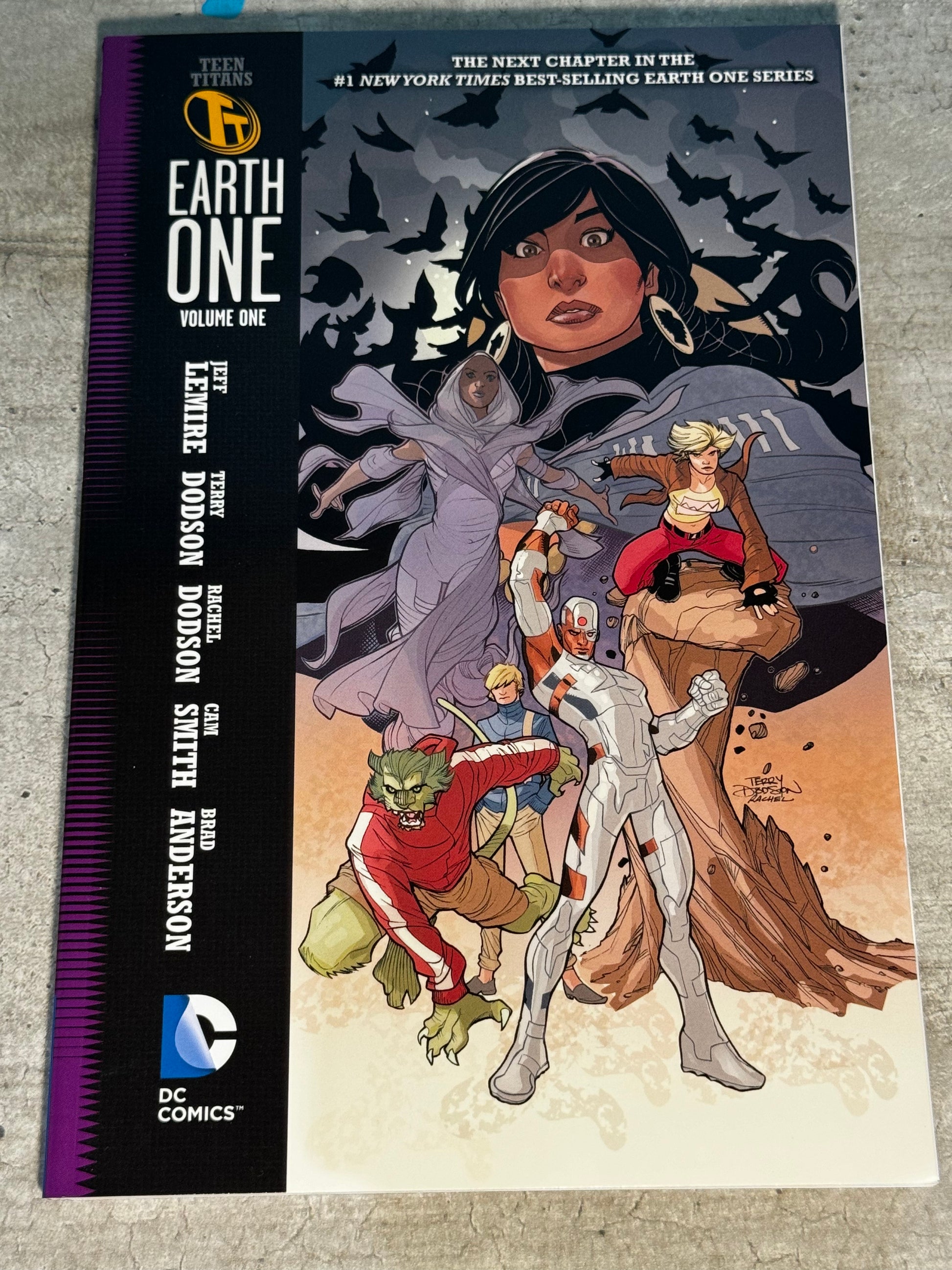 2015 - DC Comics - Teen Titans: Earth One HC / TP #1 Var. TP - M - Eng 1