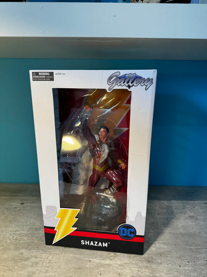 Figura de acción Shazam de 11" de Diamond Select Toys - Coleccionables de DC