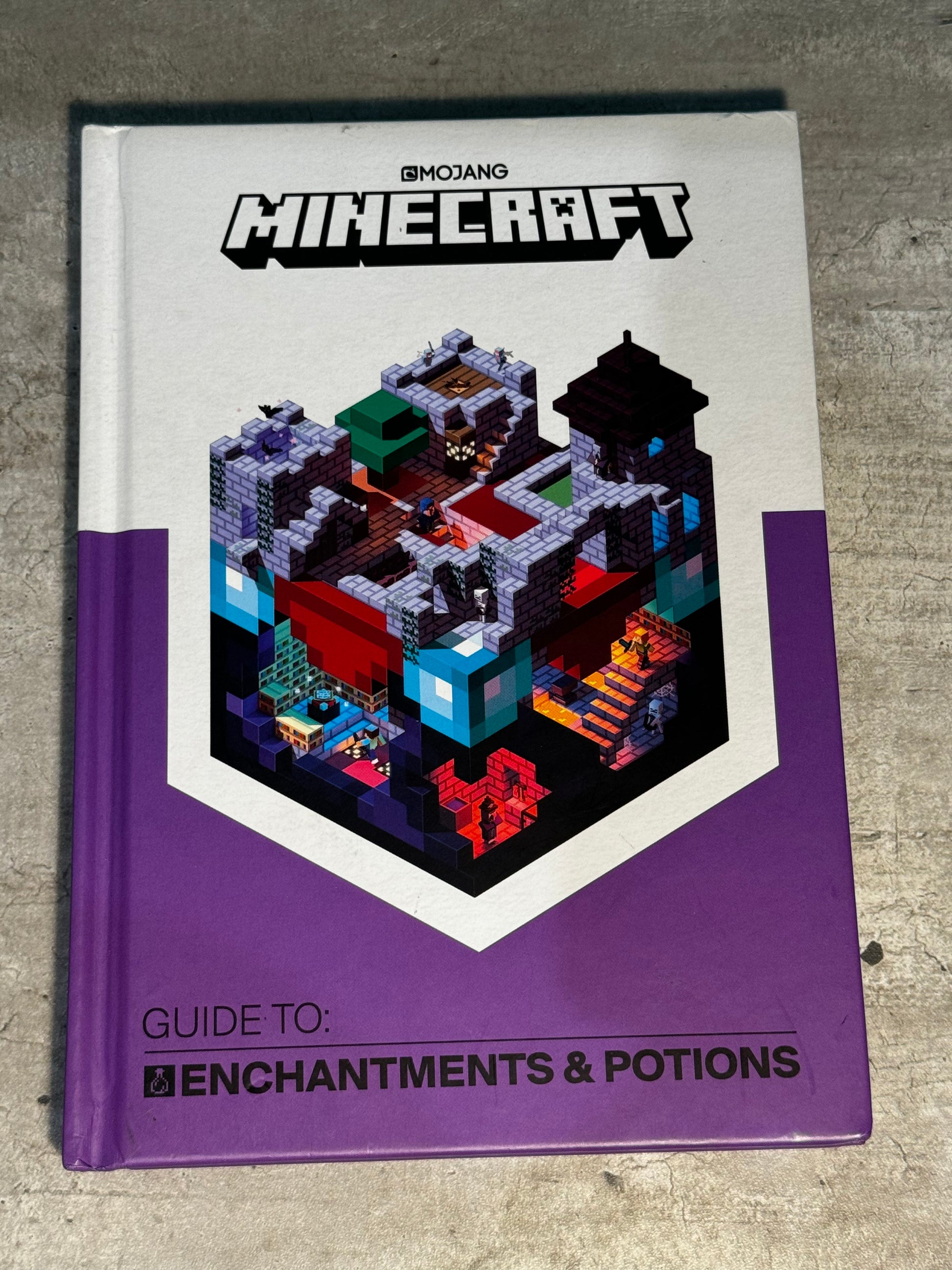 2018 - Egmont - Minecraft - Guide To: Enchantments & Potions #1 - NM+ - Eng 1