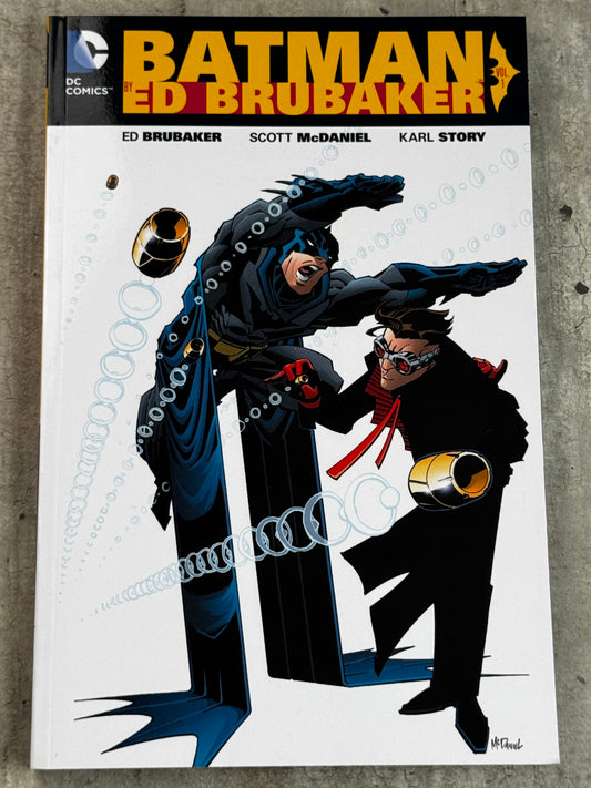 2016 - Batman By Ed Brubaker TP #1 - M - ENG 1