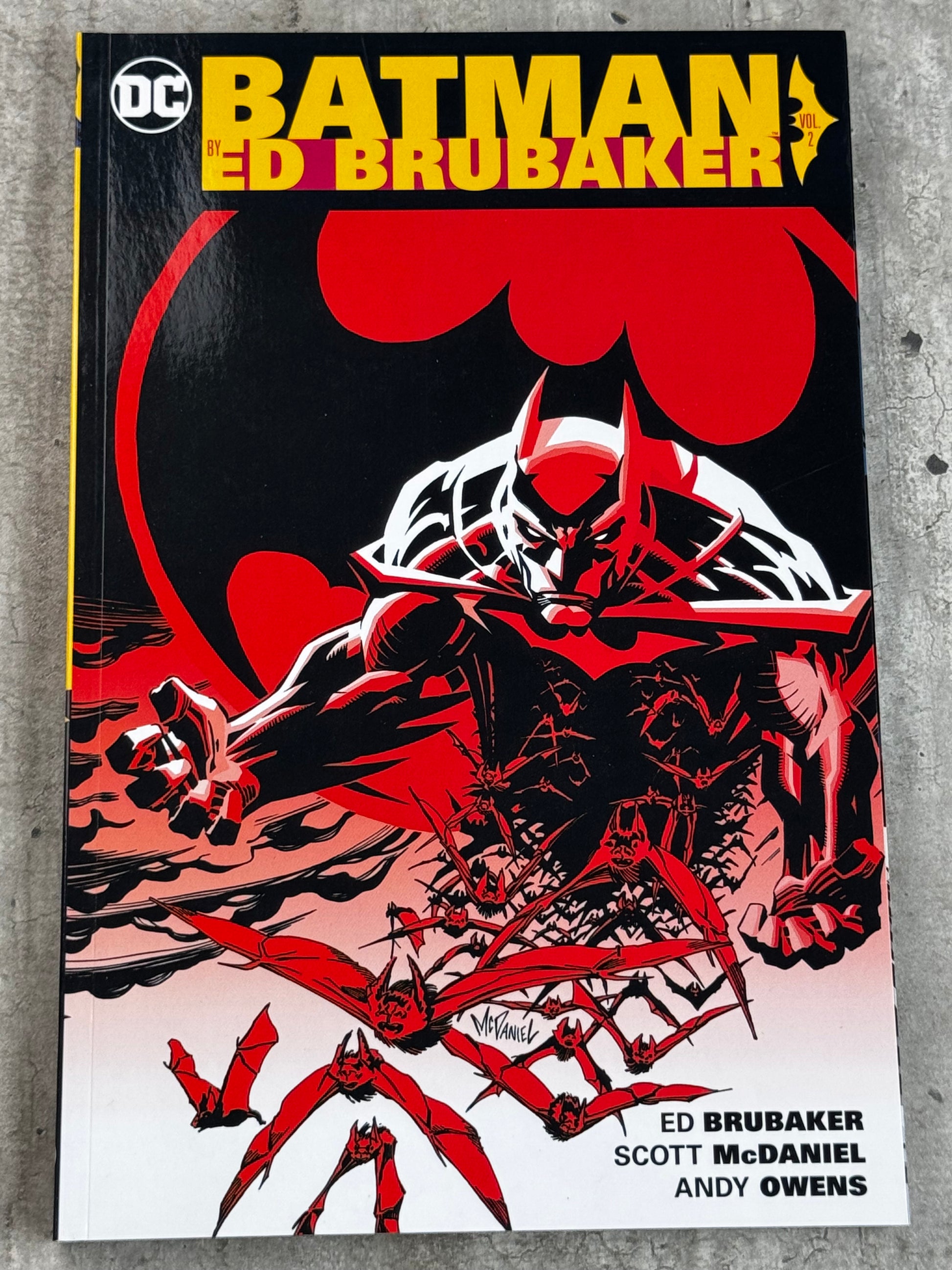 2016 - Batman By Ed Brubaker TP #2 - Batman by Ed Brubaker, Vol. 2 - M - ENG 1